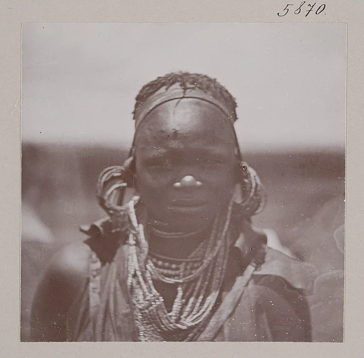 Wakikuyu Frau (Bantu) mit viel Perlschmuck