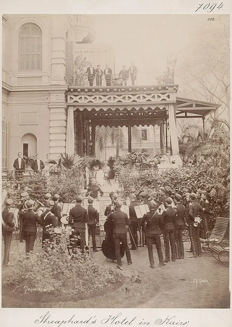 Orchesterkonzert vor der Terrasse von Shepheard’s Hotel