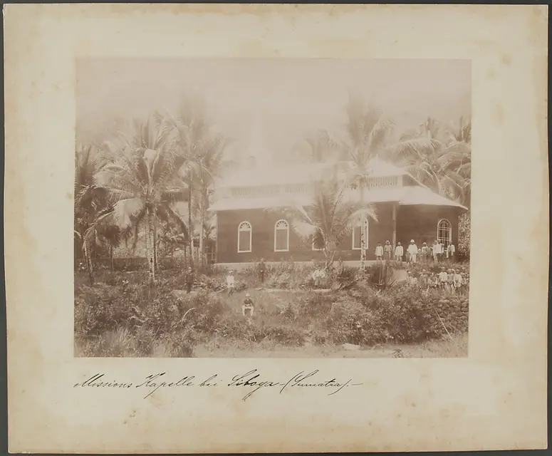 Missionskapelle bei Siboga, Sumatra; davor stehend Europäer und Einheimische