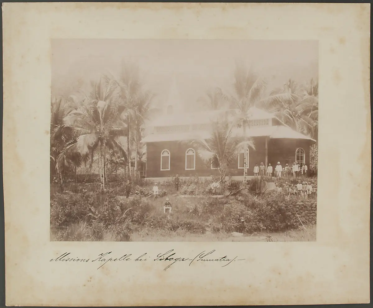 Missionskapelle bei Siboga, Sumatra; davor stehend Europäer und Einheimische