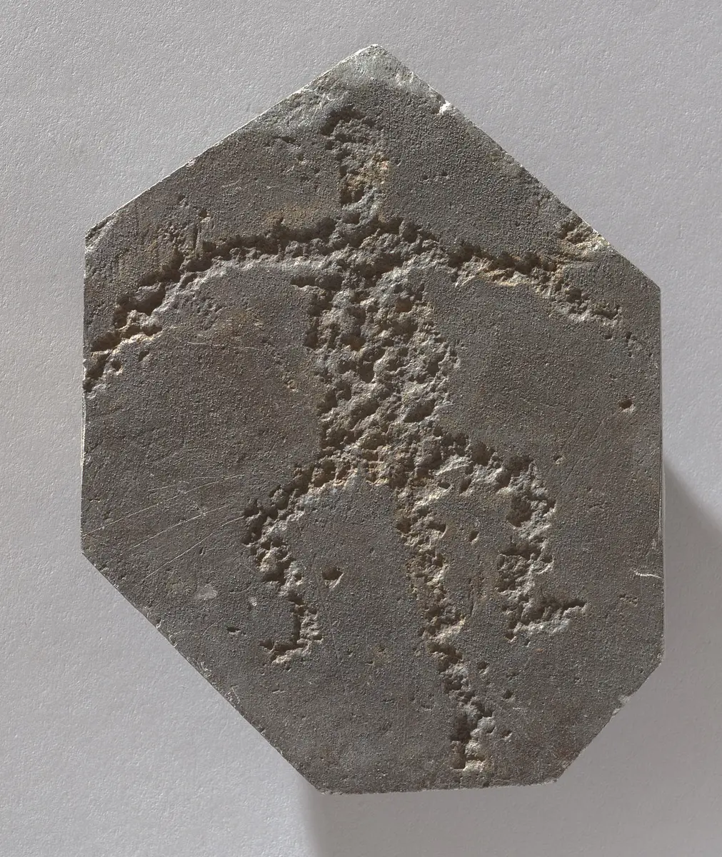 Felsgravierung: Affenfell?