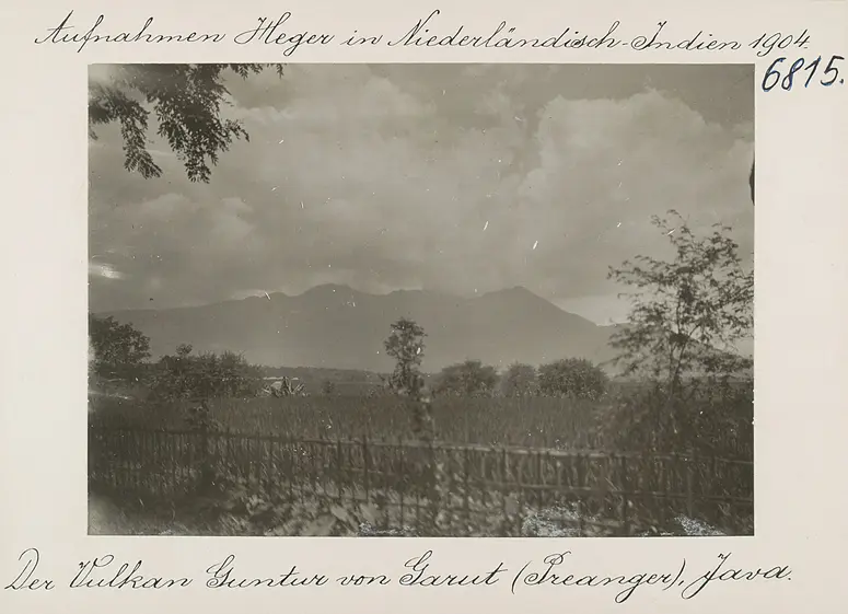 Der Vulkan Guntur von Garut (Preanger), Java
