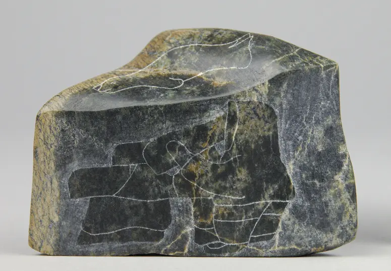 Skulptur mit eingeritzem Inuksuk
