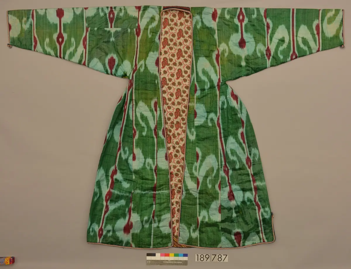 Grüngrundiges Frauenkleid (munisak)