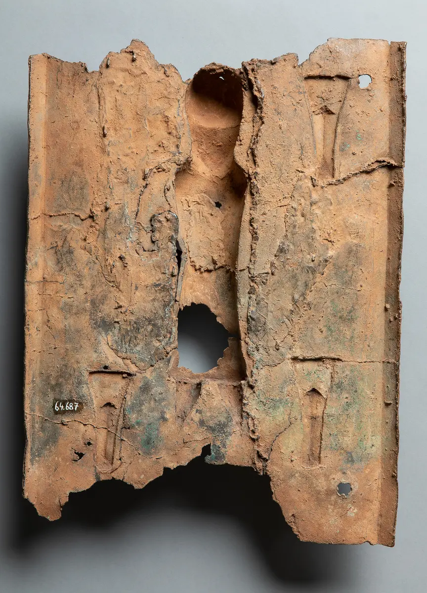 Reliefplatte: Würdenträger mit vier Krokodilsköpfen