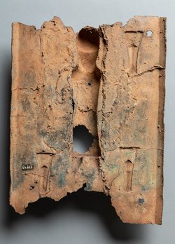 Reliefplatte: Würdenträger mit vier Krokodilsköpfen