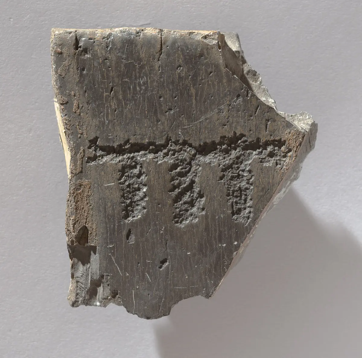 Felsgravierung: Schürze