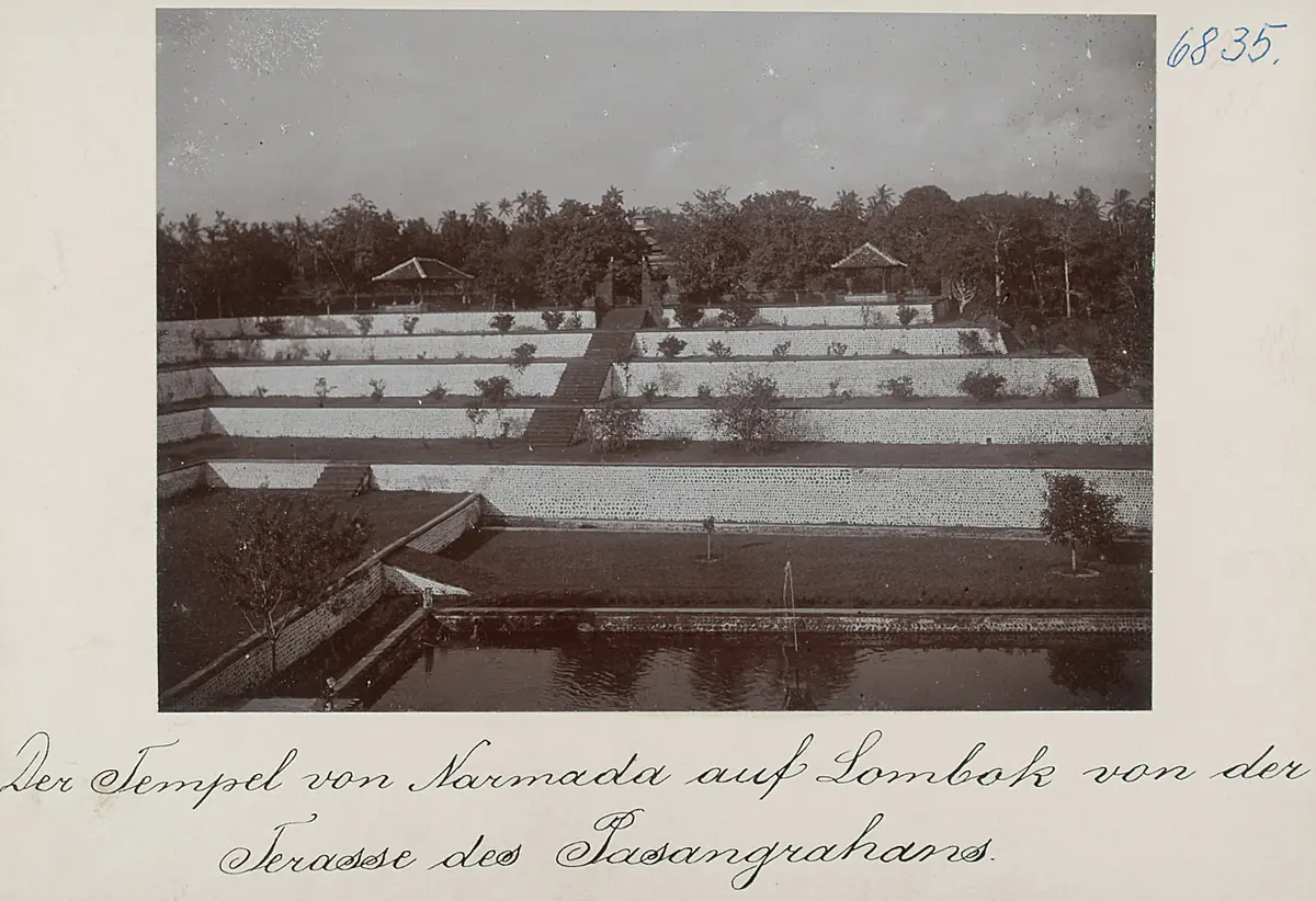 Der Tempel von Narmada auf Lombok von der Terrasse des Pasangrahans