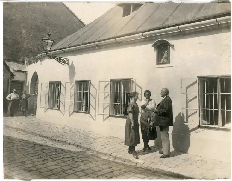 Johann Schild vor seinem Elternhaus in St.Pölten, Kremsergasse 10