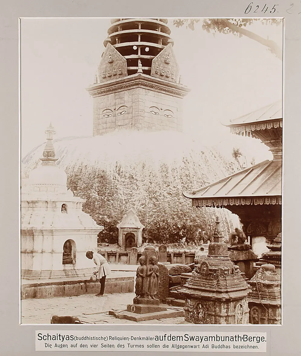 Schaityas (buddhistische) Reliquien-Denkmäler auf dem Swayambunath-Berge. Die Augen auf den vier Seiten des Turmes sollen die Allgegenwart Adi Buddhas bezeichnen