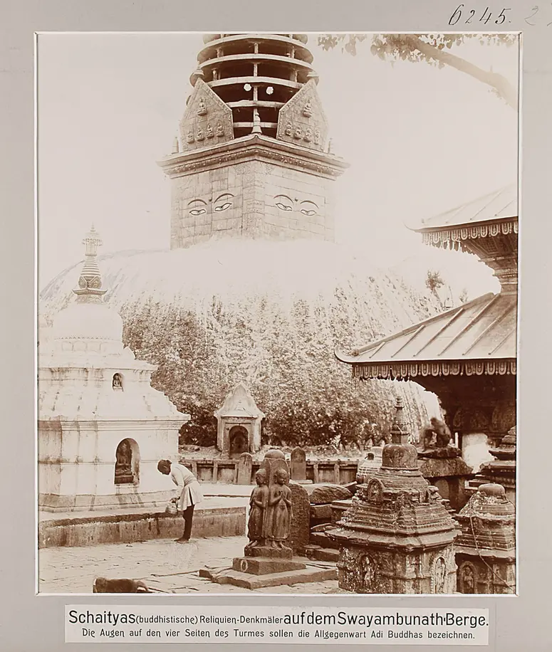 Schaityas (buddhistische) Reliquien-Denkmäler auf dem Swayambunath-Berge. Die Augen auf den vier Seiten des Turmes sollen die Allgegenwart Adi Buddhas bezeichnen