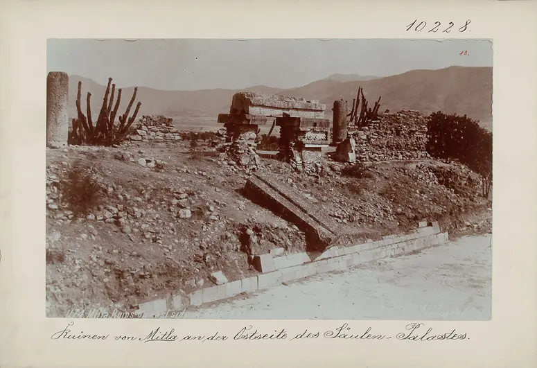 Ruinen von Mitla an der O-Seite des Säulen-Palastes