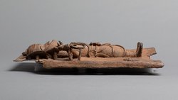 Reliefplatte: Würdenträger mit Eben-Schwert