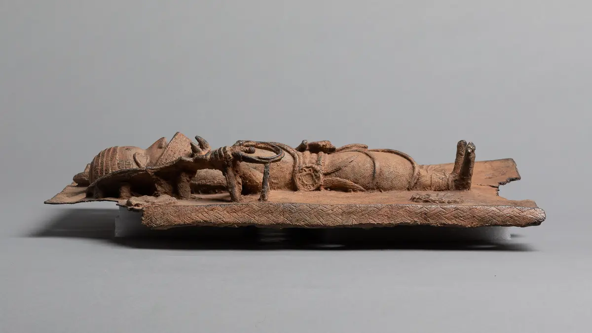 Reliefplatte: Würdenträger mit Eben-Schwert