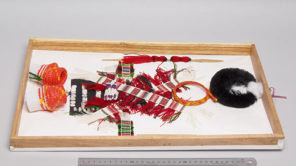 Modell traditionelles Kostüm