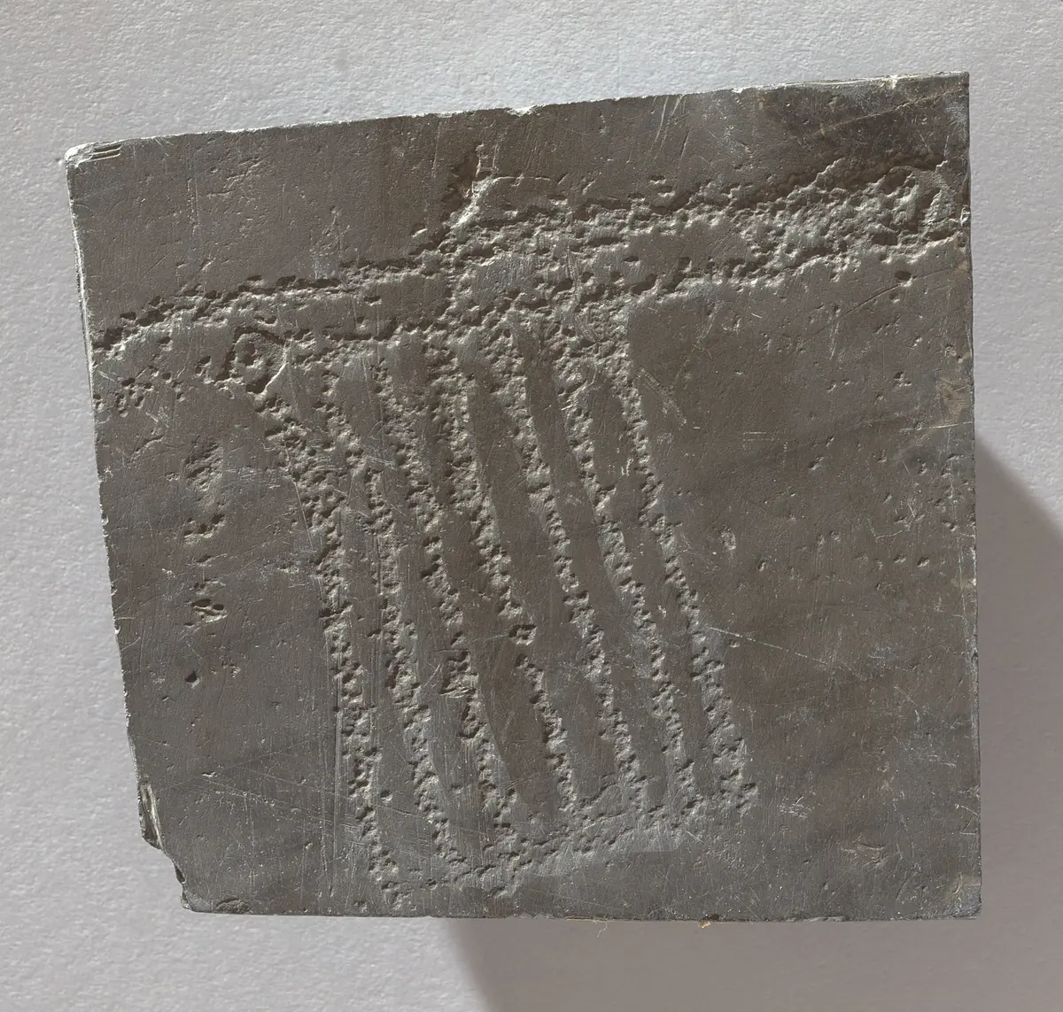 Felsgravierung: Schürze