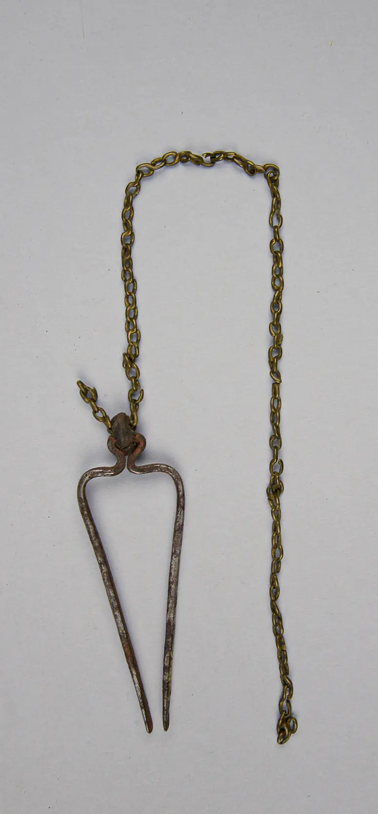 Pinzette mit Kette