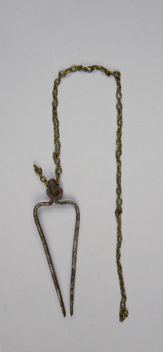 Pinzette mit Kette