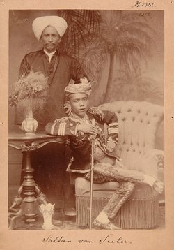 Der Sultan von Sulu auf einem Sessel