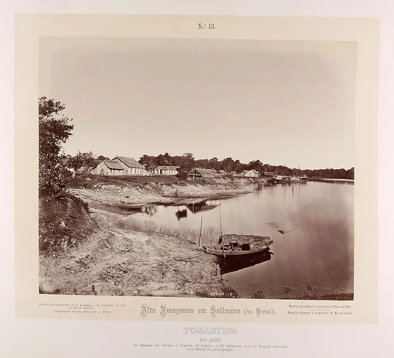 Siedlung mit Anlegestelle des Dampfschiffes und anderer Boote