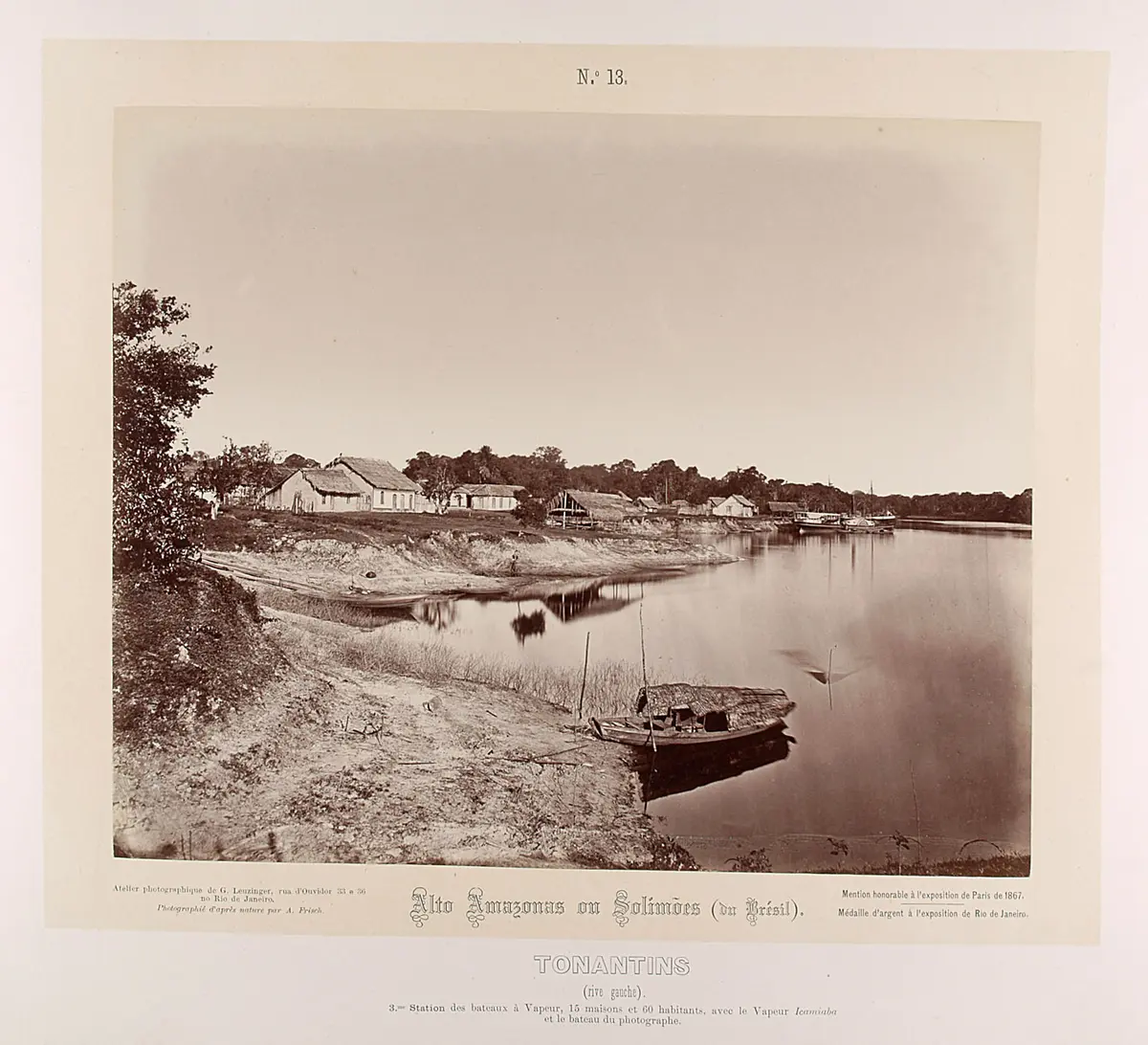 Siedlung mit Anlegestelle des Dampfschiffes und anderer Boote