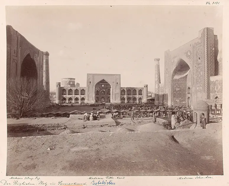 Der Registan-Platz mit den Medresen Ulugh Beg, Tilla Kari und Shir Dar