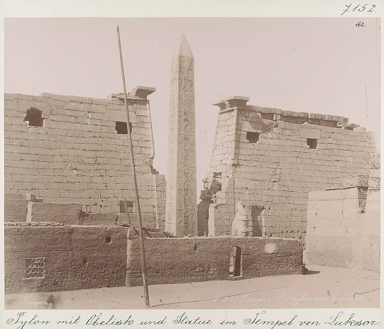Pylon mit Obelisk und Statue im Tempel von Luksor