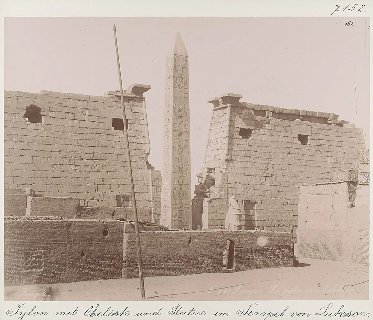 Pylon mit Obelisk und Statue im Tempel von Luksor