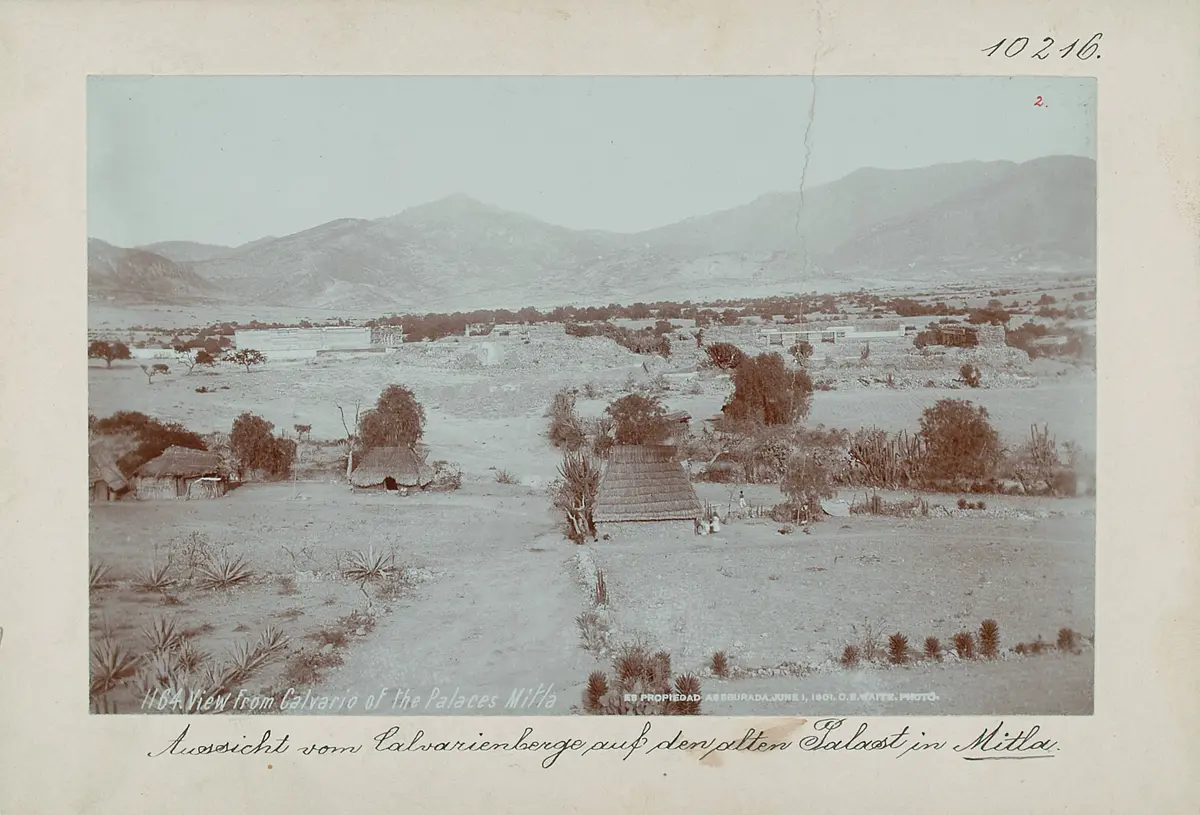 Aussicht vom Kalvarienberg auf den alten Palast in Mitla
