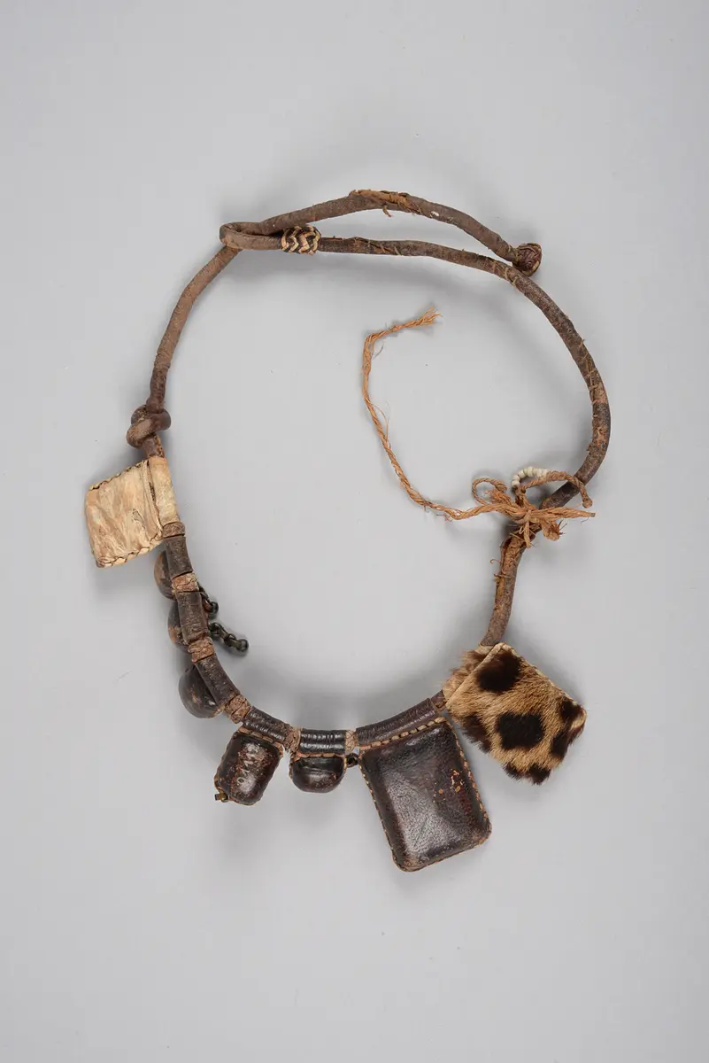 Halskette mit Amulettanhängern
