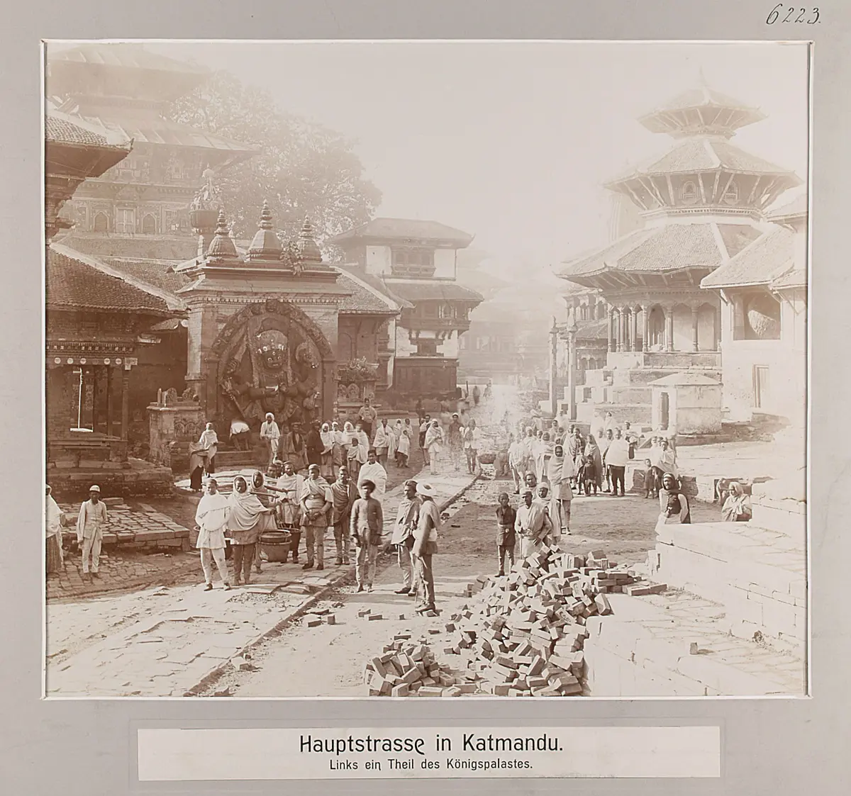 Hauptstrasse in Katmandu. Links ein Theil des Königspalastes