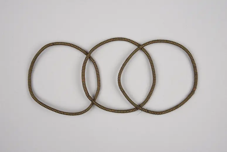 Drei Armbänder