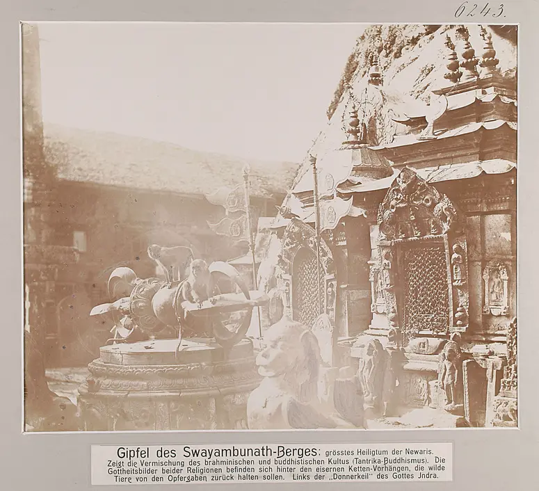 Gipfel des Swayambunath-Berges, grösstes Heiligtum der Newaris. Zeigt die Vermischung des brahminischen und buddhistischen Kultus (Tantrika-Buddhismus). Die Gottesbilder beider Religionen befinden sich hinter den eisernen Ketten-Vorhängen, die wilde Tiere von den Opfergaben zurück halten sollen. Links der