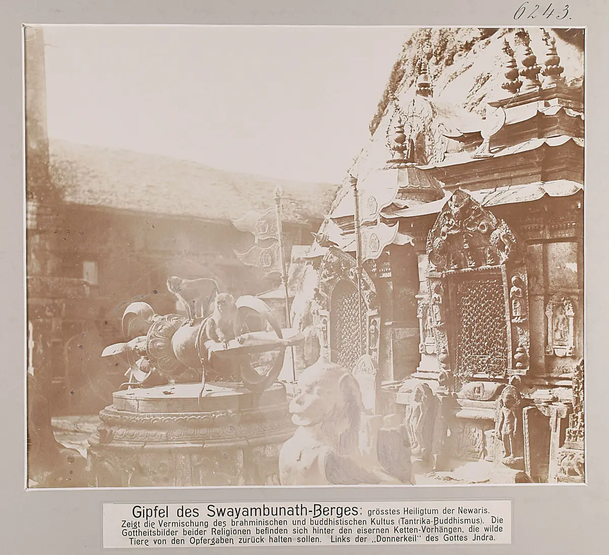 Gipfel des Swayambunath-Berges, grösstes Heiligtum der Newaris. Zeigt die Vermischung des brahminischen und buddhistischen Kultus (Tantrika-Buddhismus). Die Gottesbilder beider Religionen befinden sich hinter den eisernen Ketten-Vorhängen, die wilde Tiere von den Opfergaben zurück halten sollen. Links der 