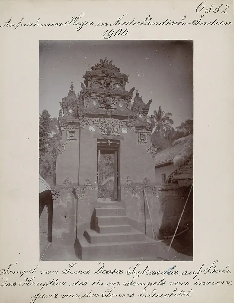 Tempel von Pura Dessa Sukasada auf Bali. Das Haupttor des einen Tempels von innen, ganz von der Sonne beleuchtet