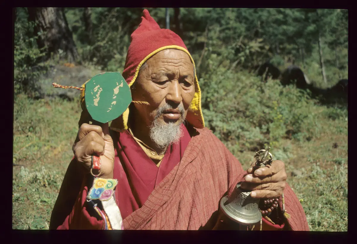 Lama mit Damaru und Glocke