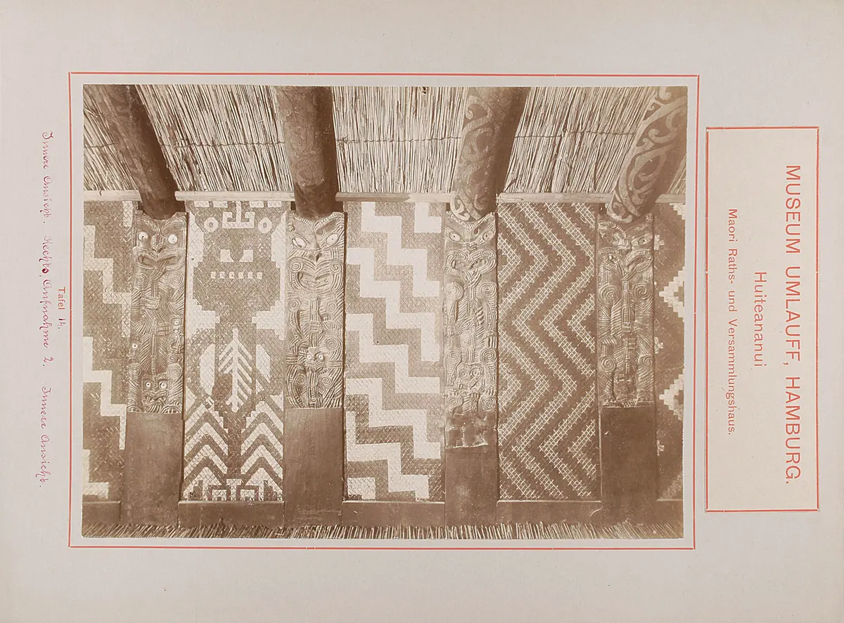 Museum Umlauff, Hamburg. Huiteananui, Maori Raths- und Versammlungshaus: Tafel 14. Innere Ansicht, Rechts, Aufnahme 2, Innere Ansicht