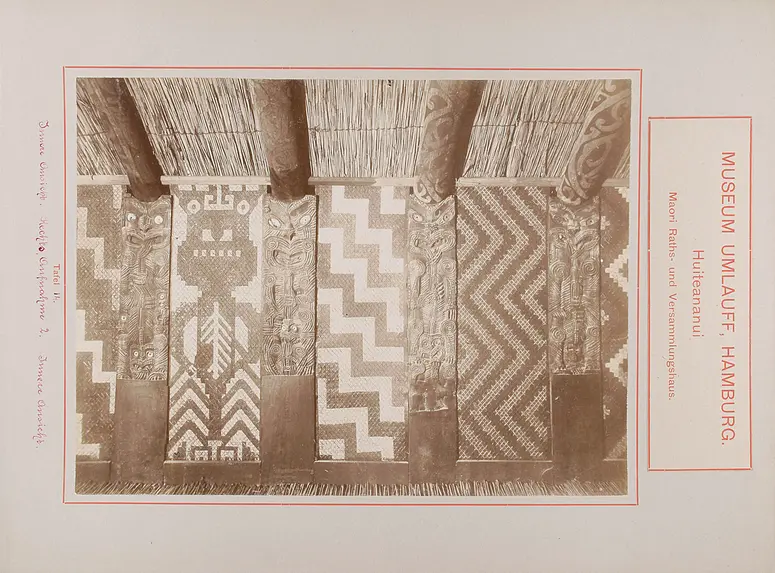 Museum Umlauff, Hamburg. Huiteananui, Maori Raths- und Versammlungshaus: Tafel 14. Innere Ansicht, Rechts, Aufnahme 2, Innere Ansicht