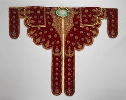 Samtumhang mit Goldstickerei