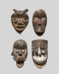 Maske mit Schafshörnern