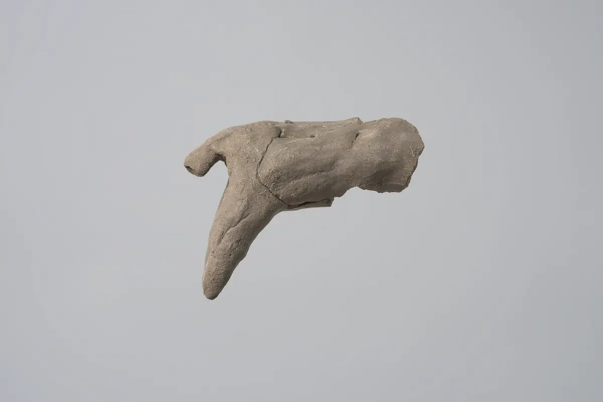 Fragment einer Lehmfigur: Gnu