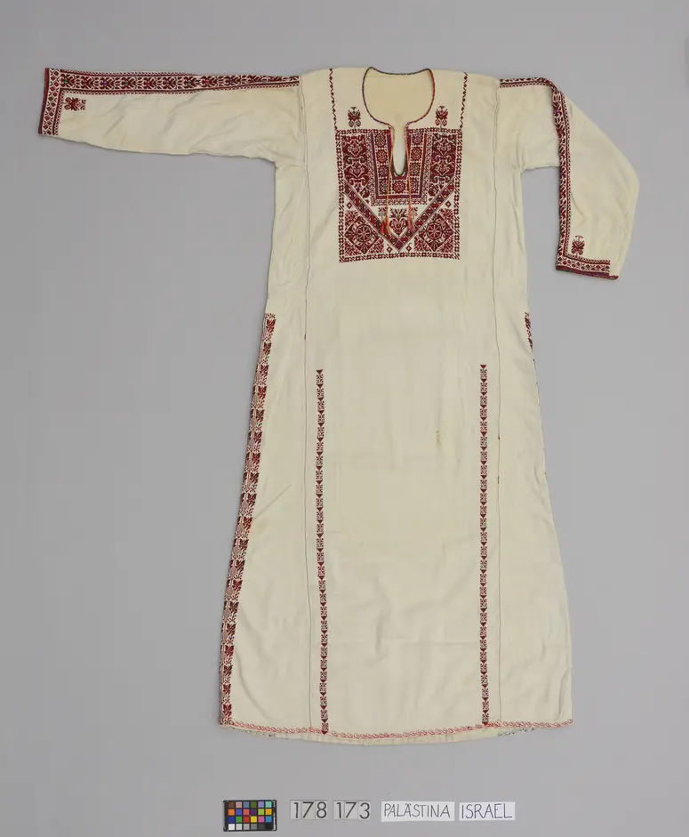 Frauenkleid mit Stickerei