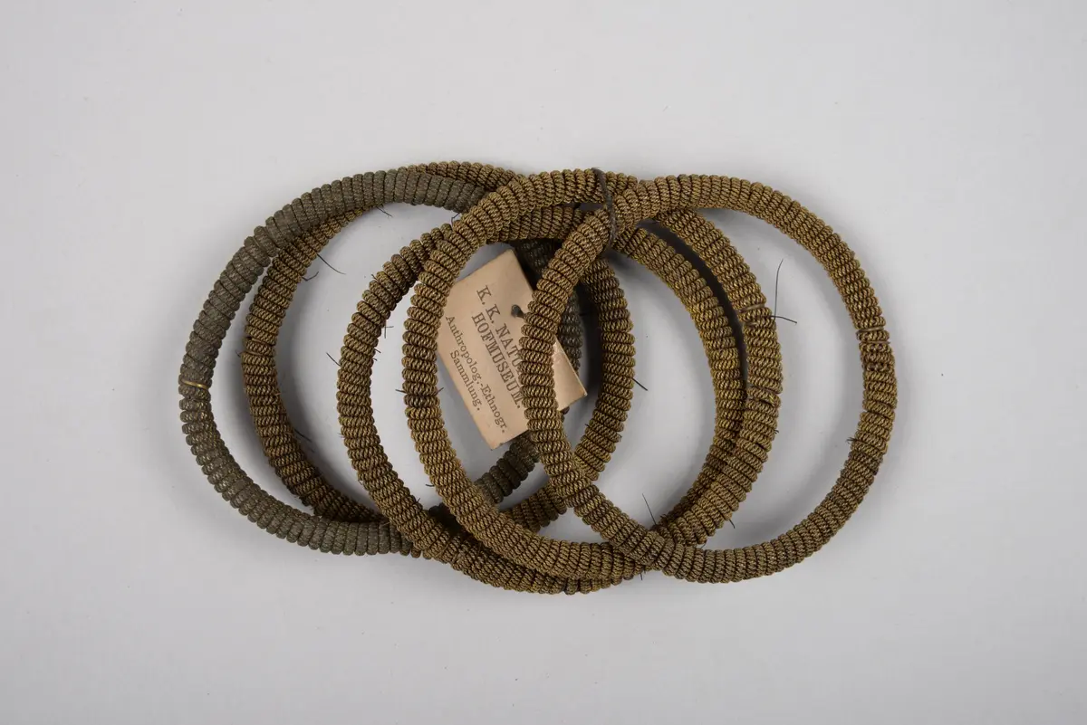 Fünf Armbänder (56.380 bis 56.384)