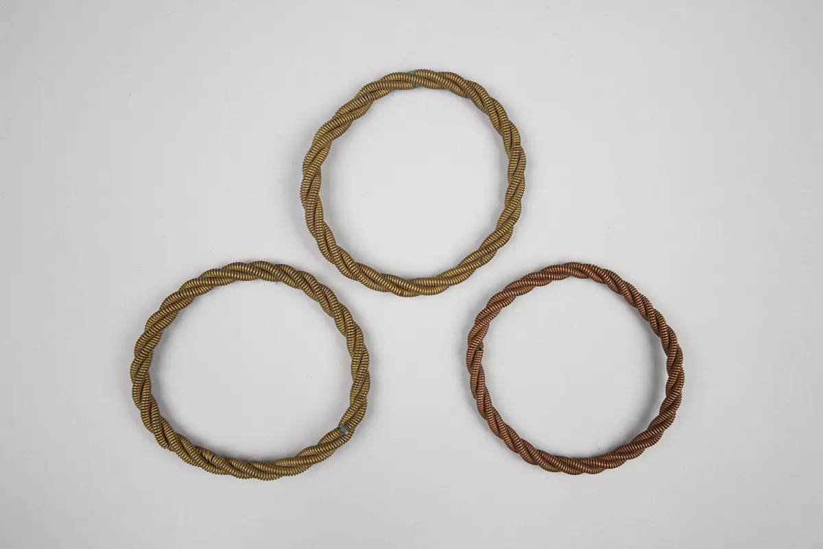 Drei Armbänder