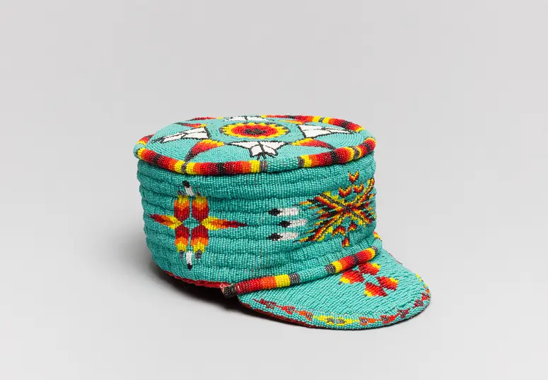 Militärkappe mit Tipi- und Federmotiven