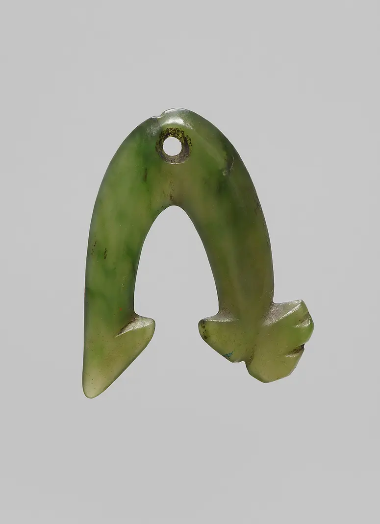 Ohrschmuck oder Anhänger in Form eines Angelhakens