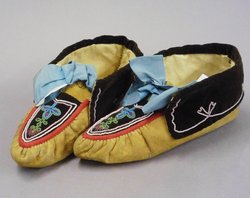 Mokassins mit blauen Bändern