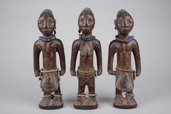 Männliche Ibeji Drillingsfigur