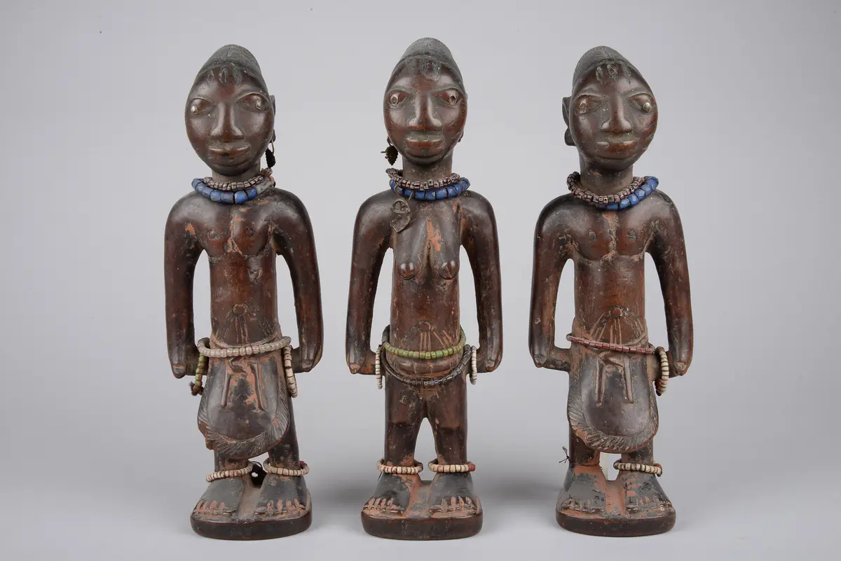 Männliche Ibeji Drillingsfigur