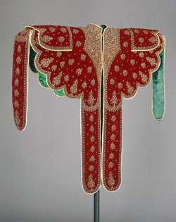 Samtumhang mit Goldstickerei